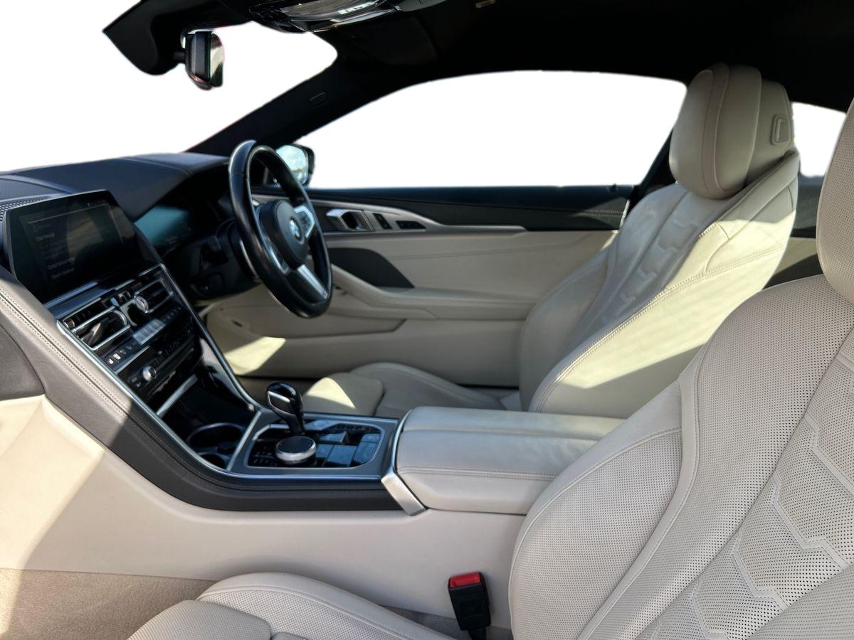BMW 8 Series Photo 2