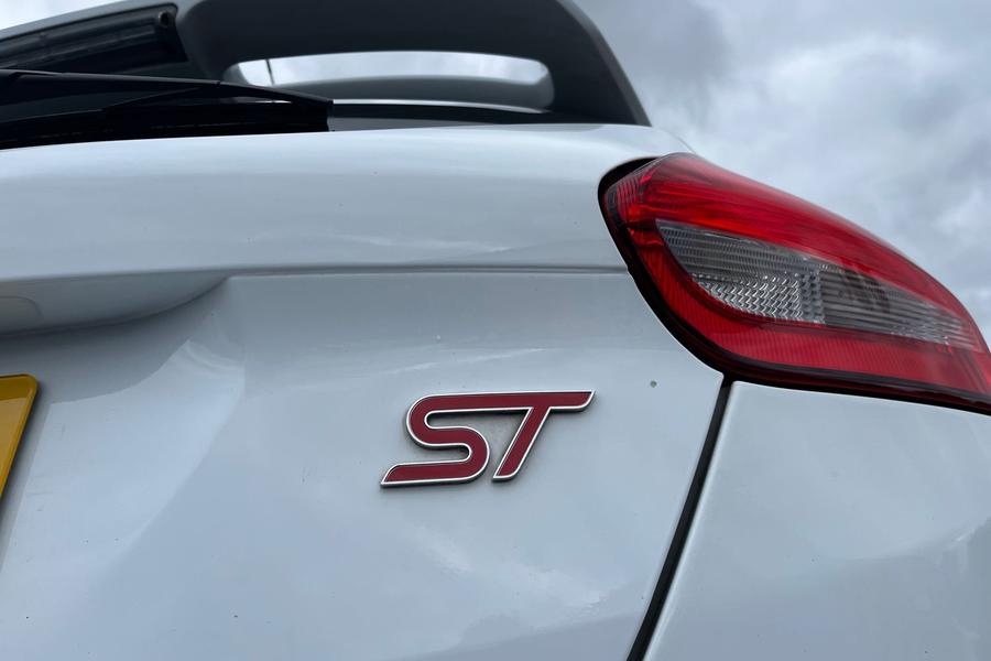 Ford FOCUS Photo autoimg-61def3b99693b090c37b35a04f1b1934cfc6e782.jpg