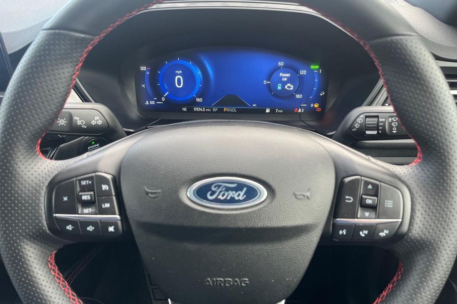 Ford KUGA Photo autoimg-61dfb7ac4b5b00dcbc6fa1d26b4af65f46d053de.jpg