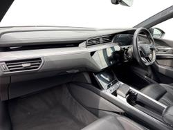 AUDI e-tron Photo 2