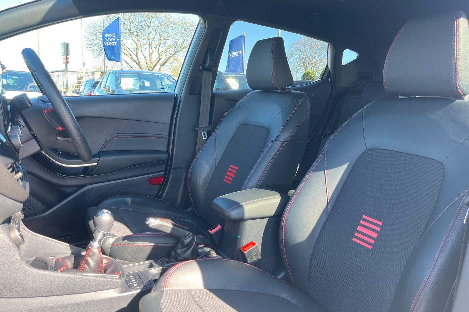Ford FIESTA Photo 18
