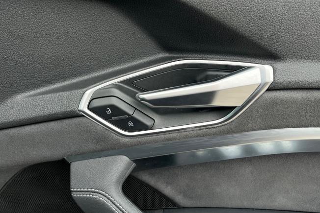 AUDI e-tron Photo 50