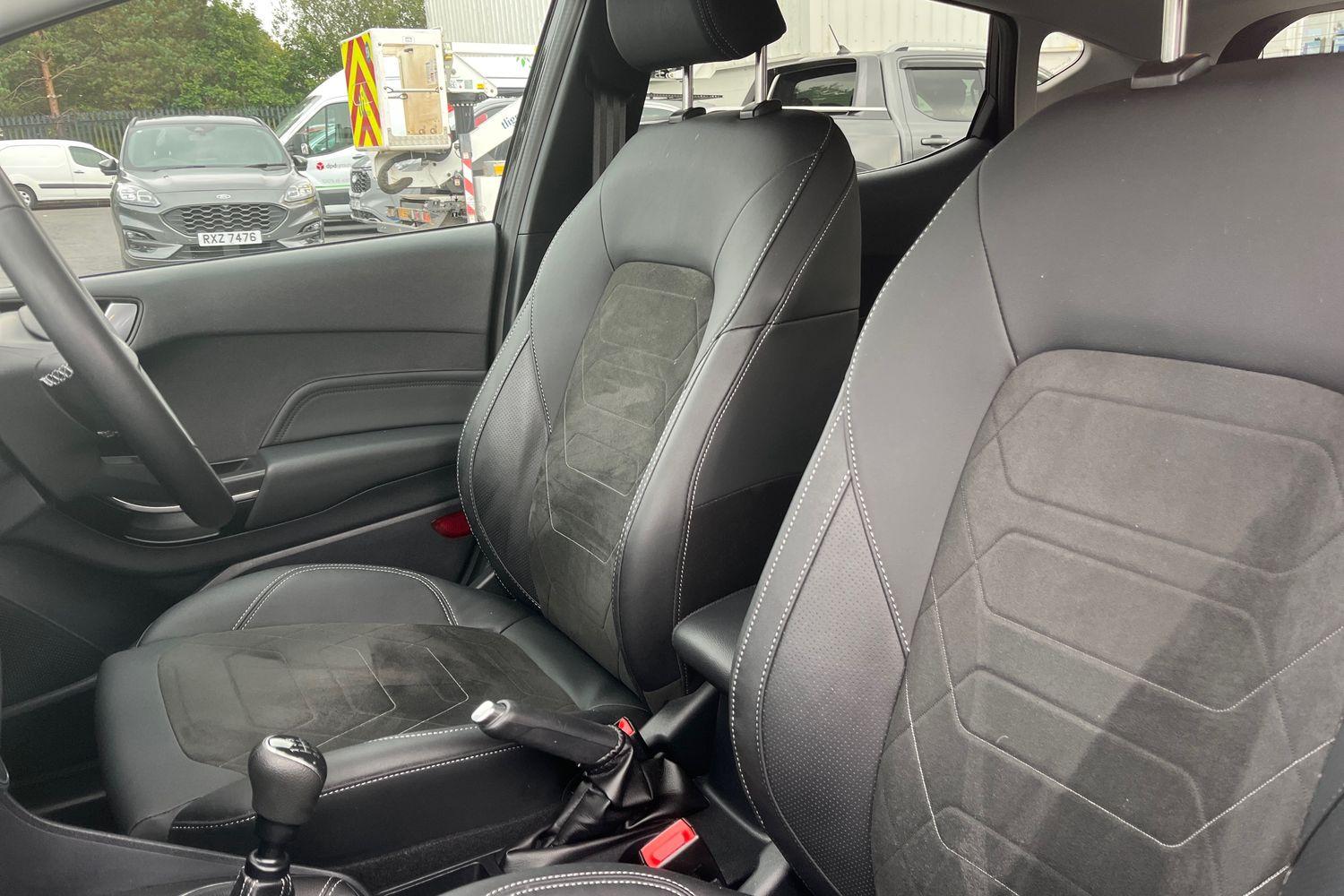 Ford FIESTA Photo 18