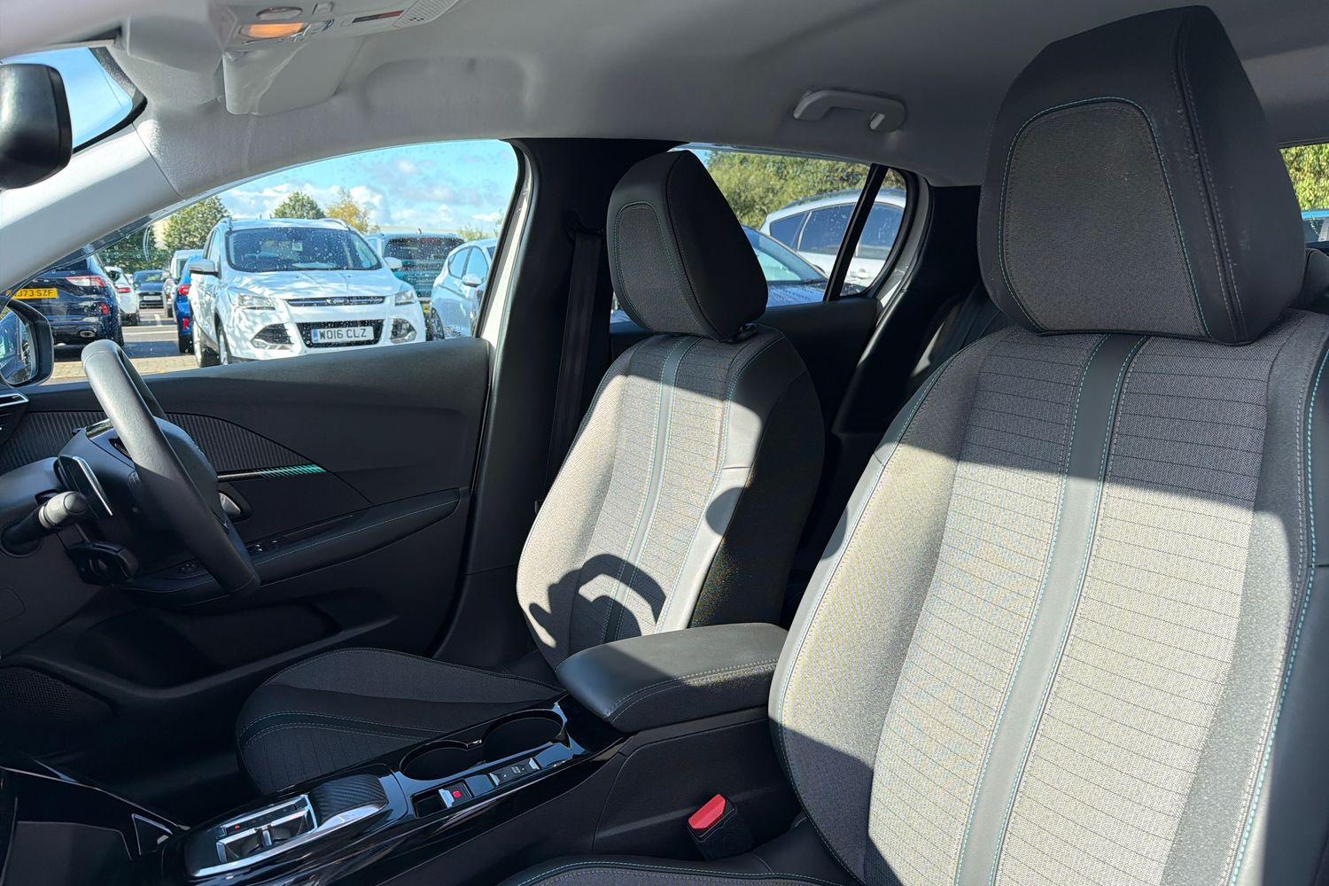 Peugeot 208 Photo 18