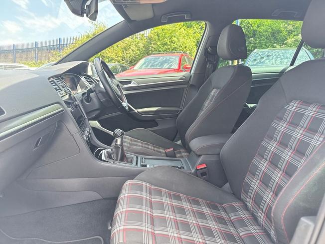 VOLKSWAGEN Golf Photo 31