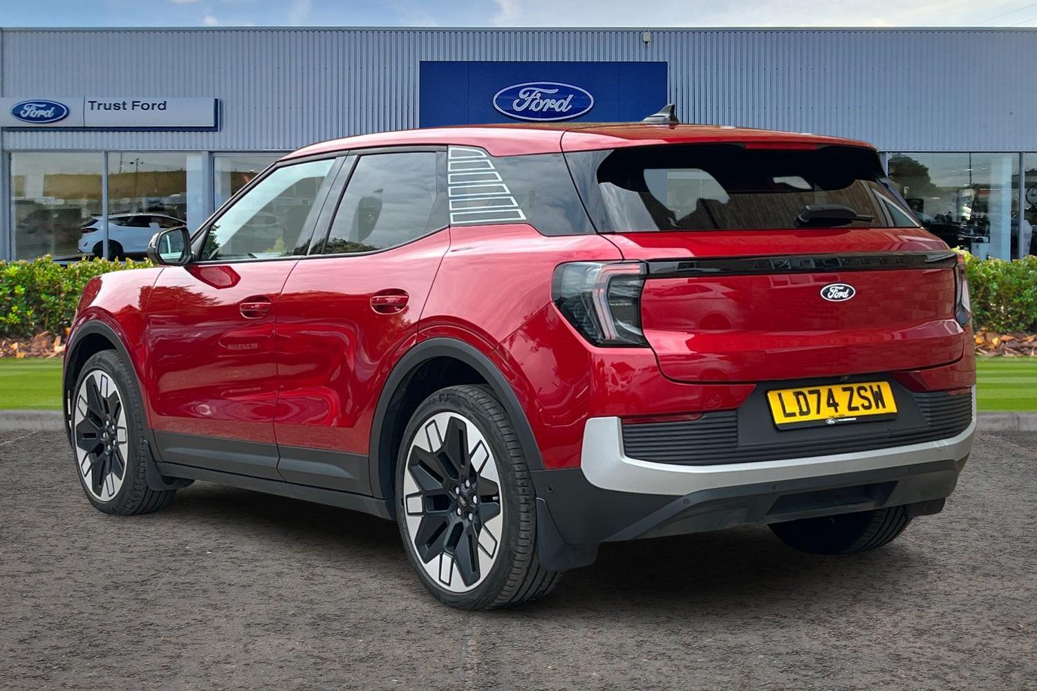 Ford Explorer Photo 1