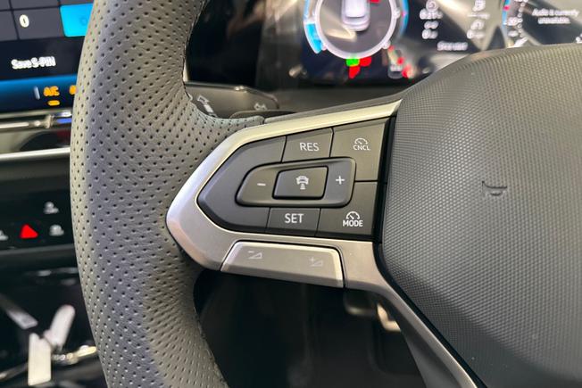 VOLKSWAGEN Golf Photo 16