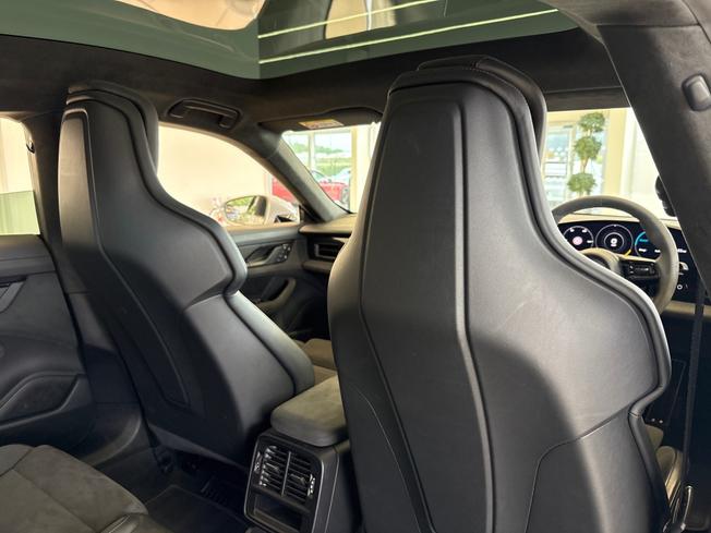 Porsche Taycan Photo 43
