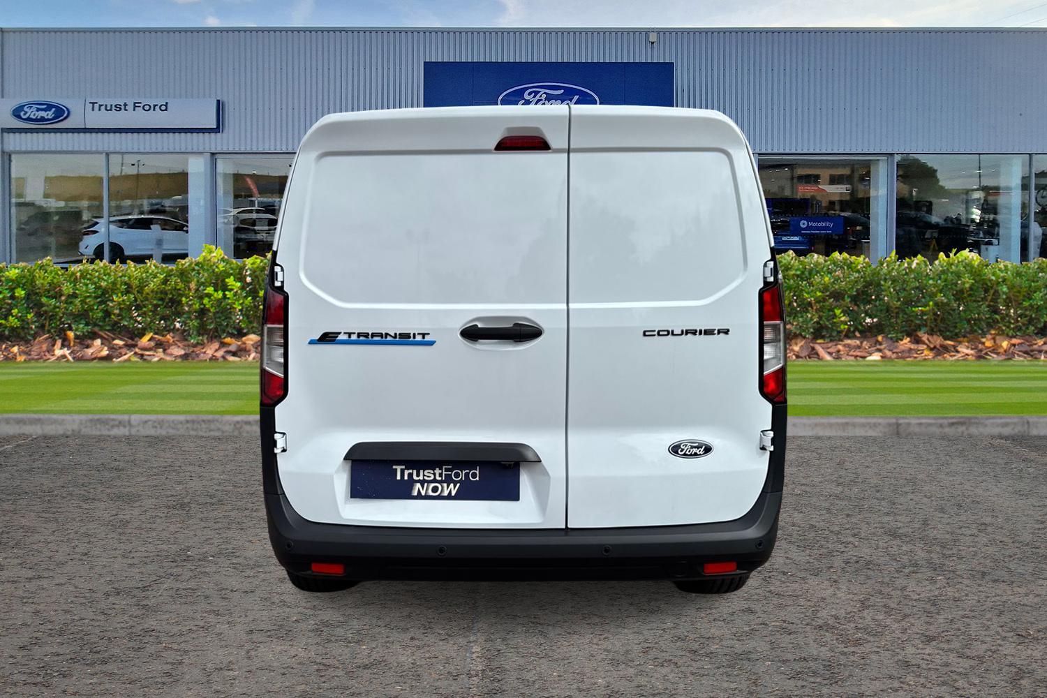 Ford E-TRANSIT COURIER Photo 12