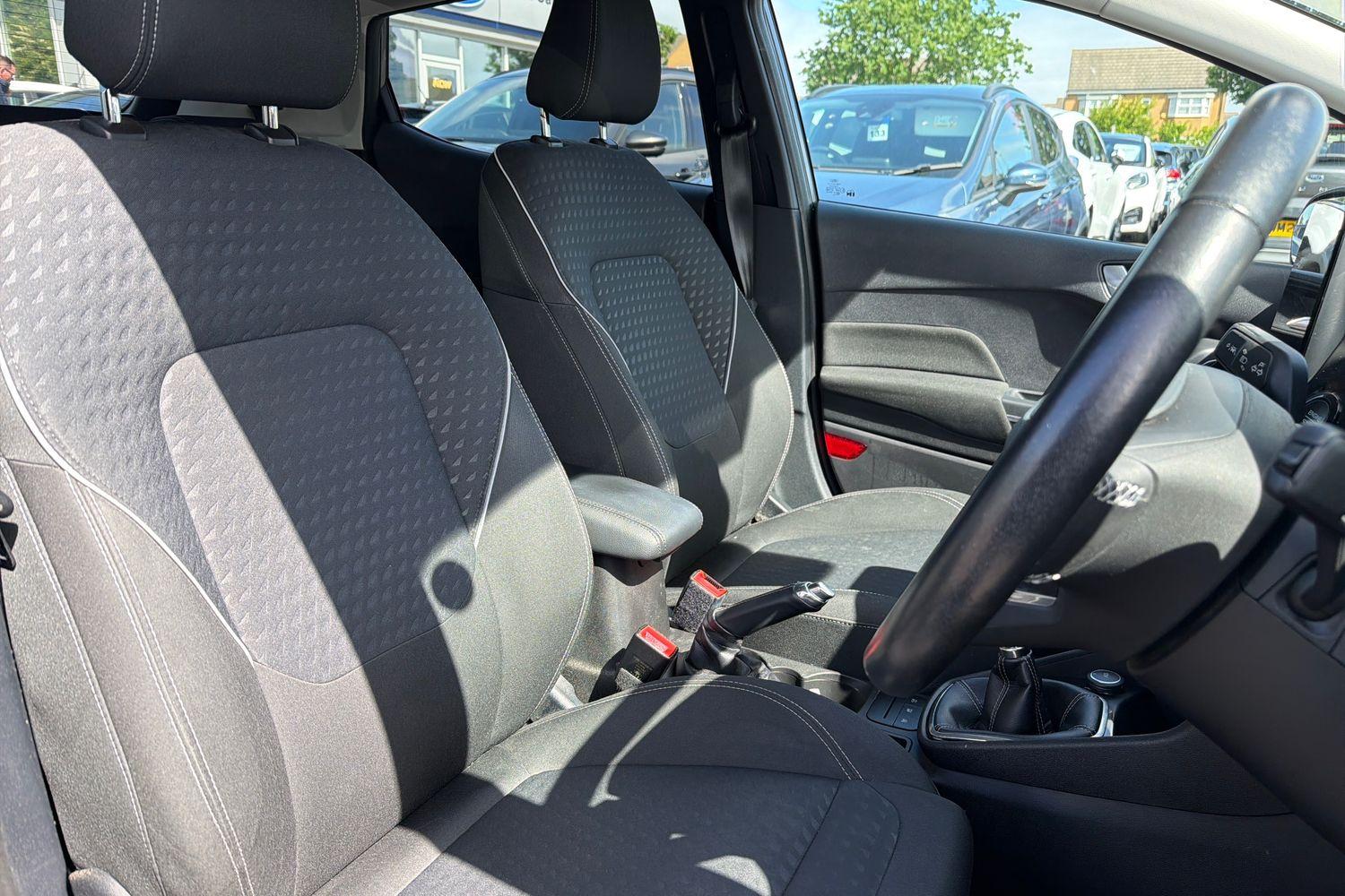 Ford FIESTA Photo 16