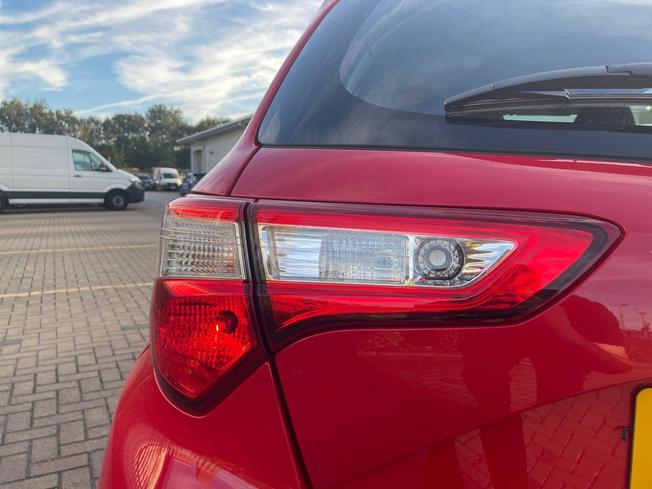 TOYOTA Yaris Photo 18