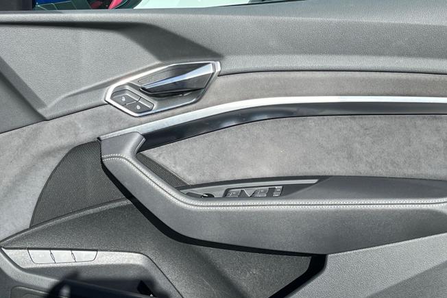 AUDI Q8 E-Tron Photo 40