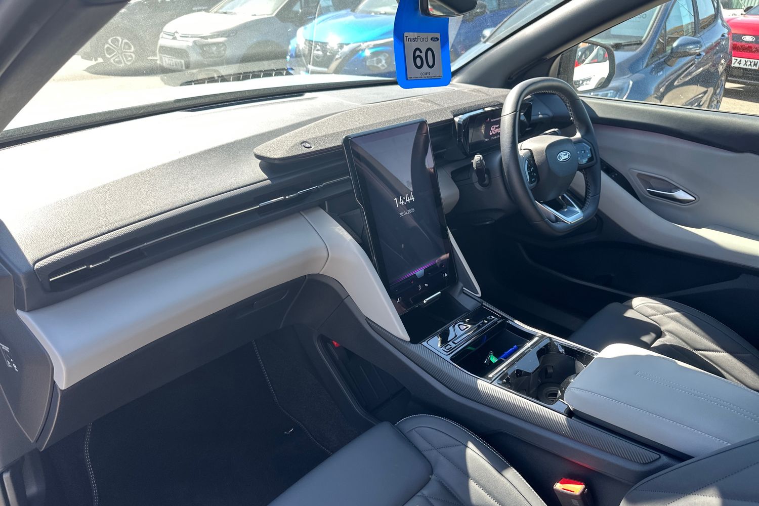 Ford EXPLORER Photo 17