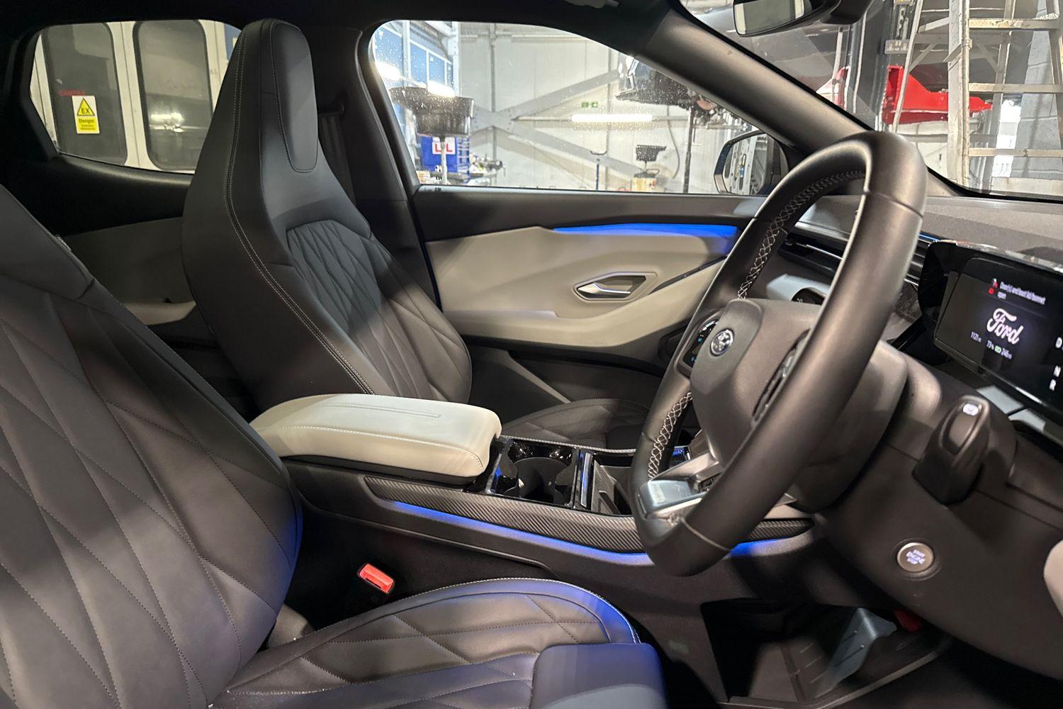 Ford Explorer Photo 16