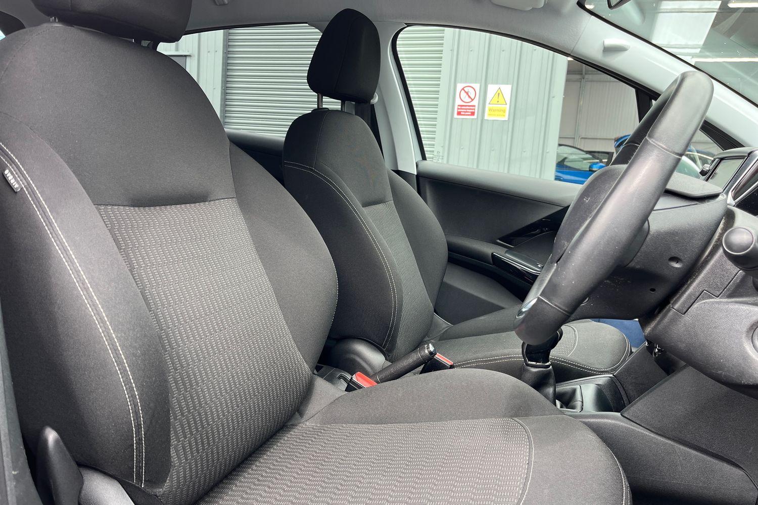 Peugeot 208 Photo 16