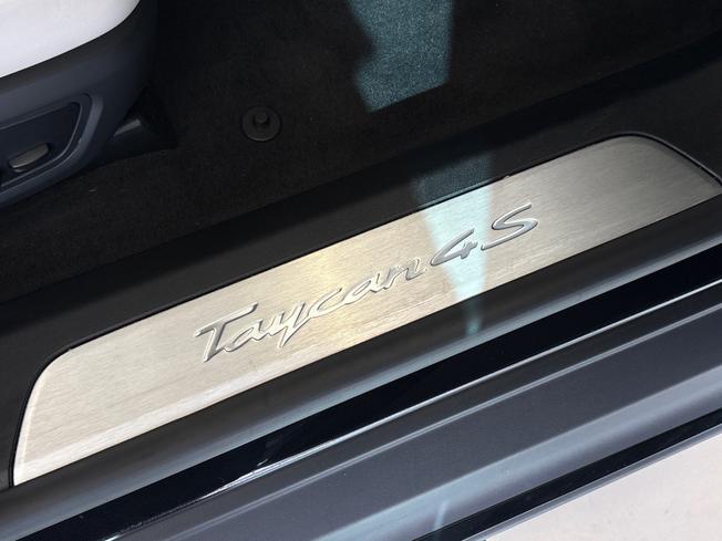 PORSCHE Taycan Photo 30