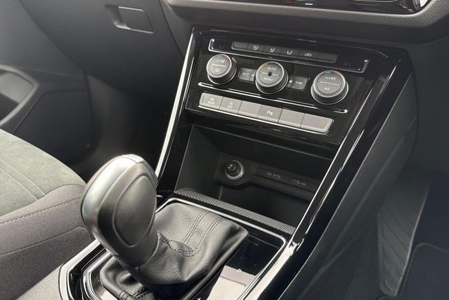 VOLKSWAGEN Touran Photo 27