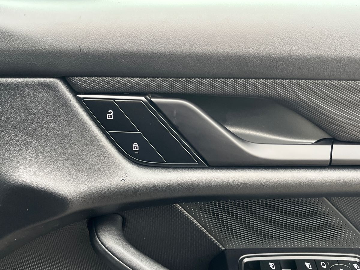 Porsche Taycan Photo 30