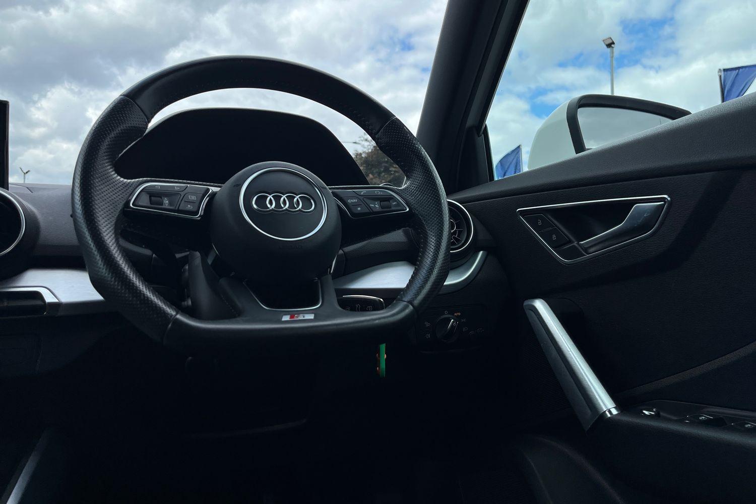 Audi Q2 Photo 11