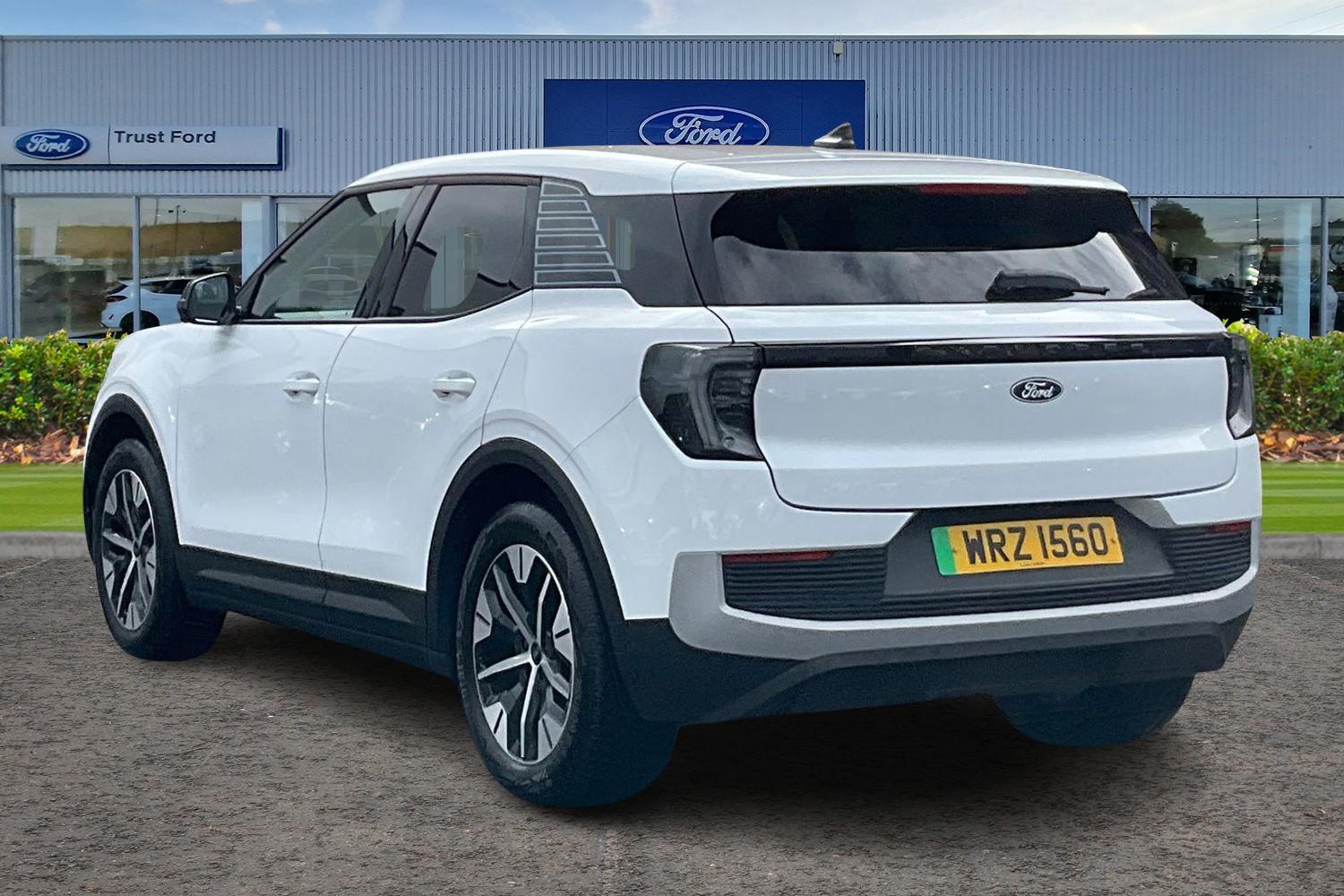 Ford Explorer Photo 1