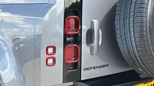 Land Rover Defender Photo autoimg-64a4b450eb3ae1b628cef32958d62dcb40fefee0.jpg