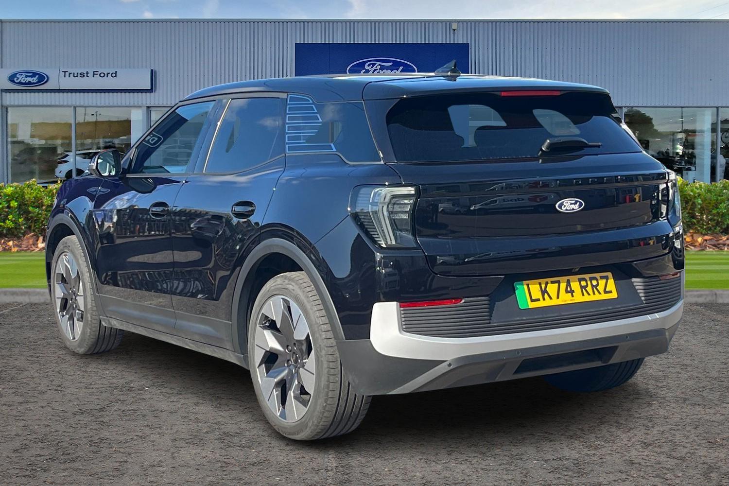 Ford Explorer Photo 1