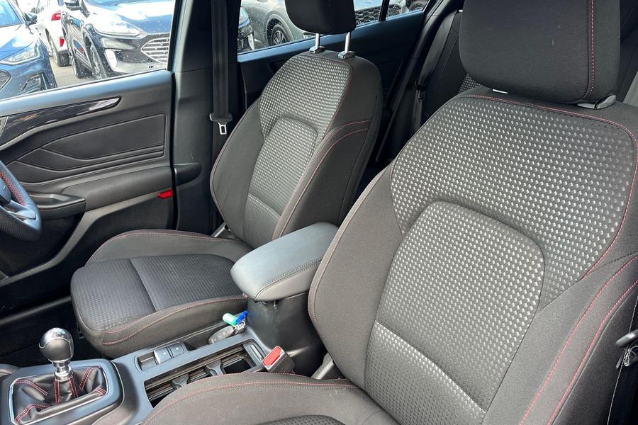 Ford FOCUS Photo autoimg-64d02af66f13951f8e2948392a31bd805a4e35e7.jpg
