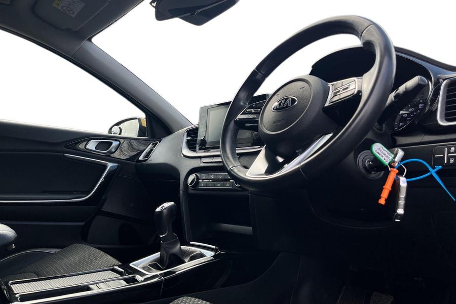 Kia XCEED Photo autoimg-64dd2ce177b602251a6ae45317a69e3d726c000a.jpg
