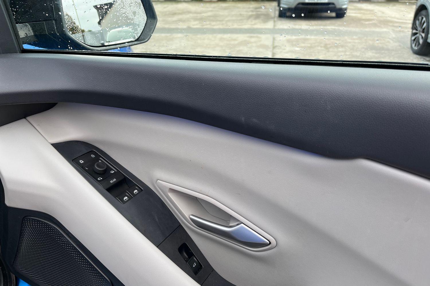 Ford EXPLORER Photo 24