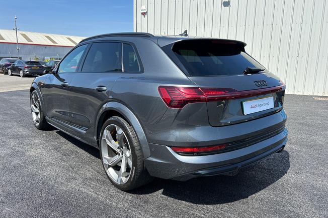 Audi e-tron S Photo 23