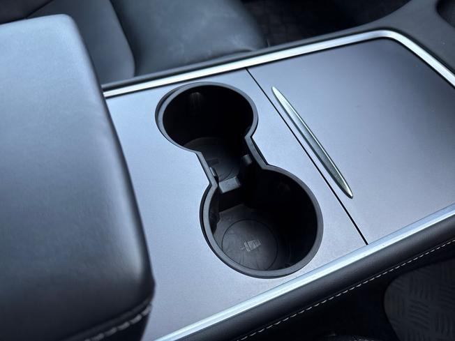 TESLA Model 3 Photo 56