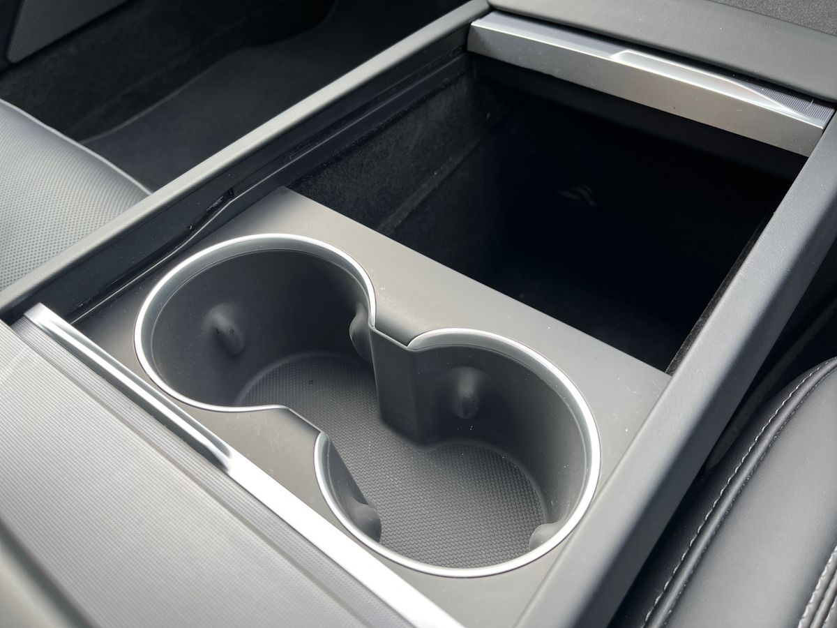 TESLA Model 3 Photo 39