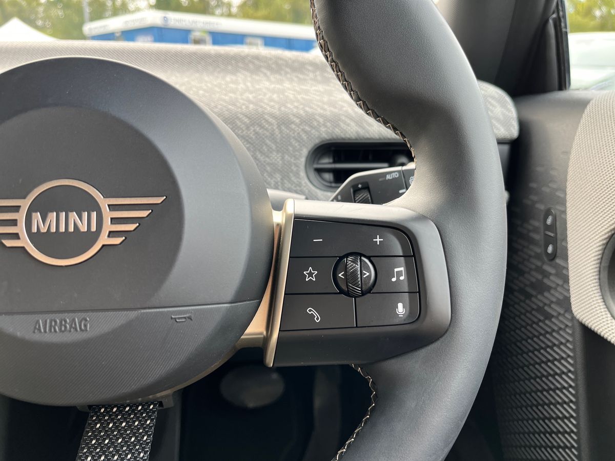 MINI Cooper Photo 16