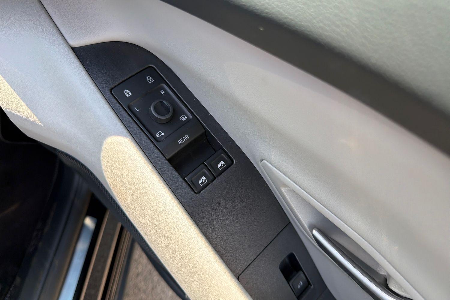 Ford EXPLORER Photo 15