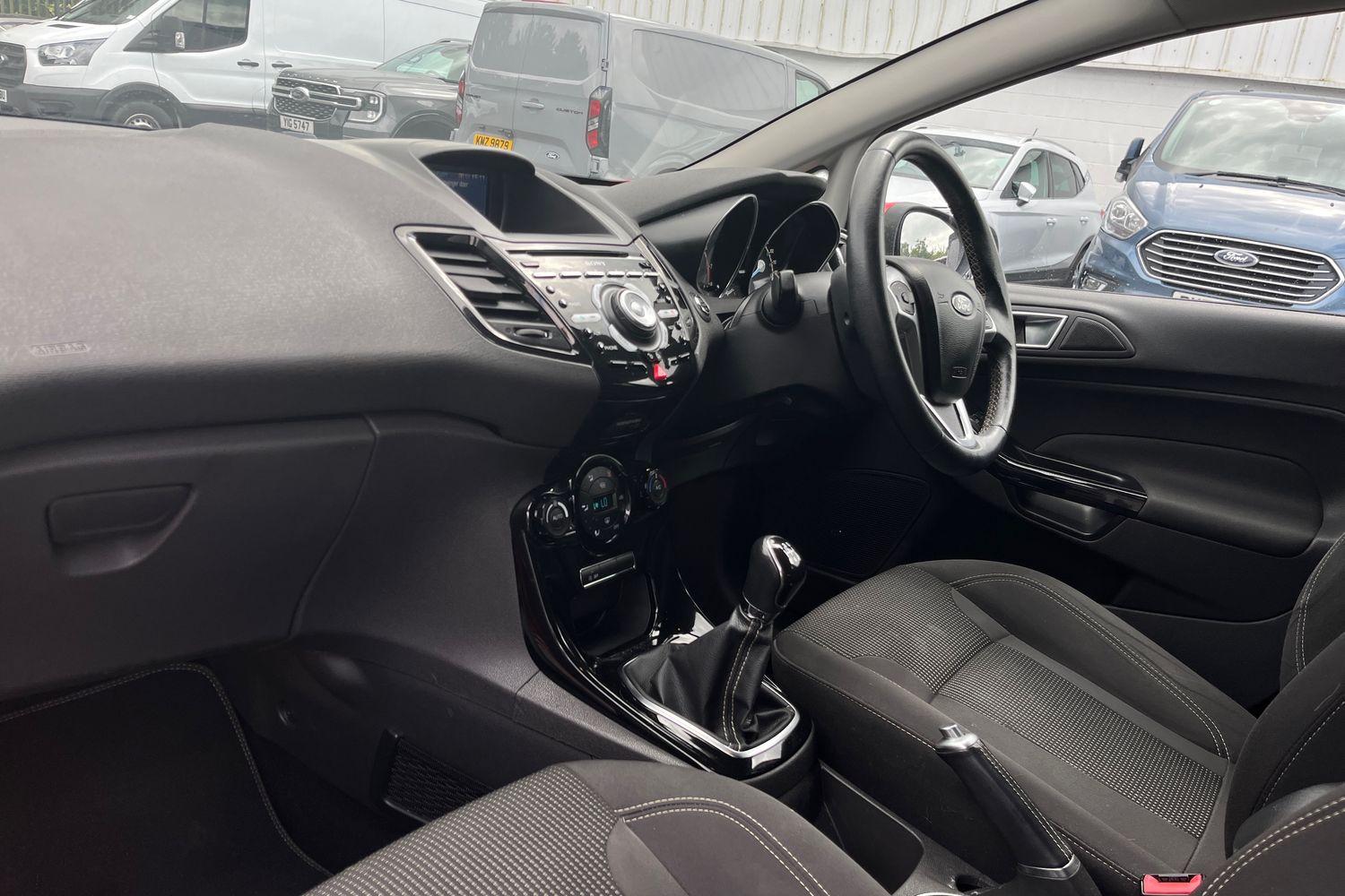 Ford FIESTA Photo 17