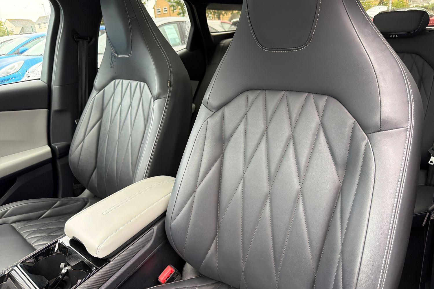 Ford EXPLORER Photo 18