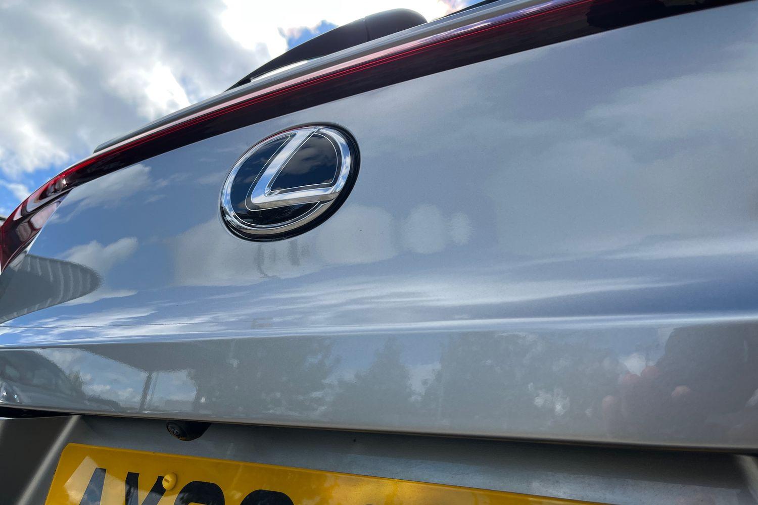 Lexus UX Photo 38