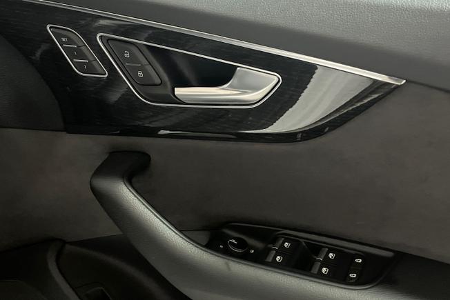 AUDI Q8 Photo 26