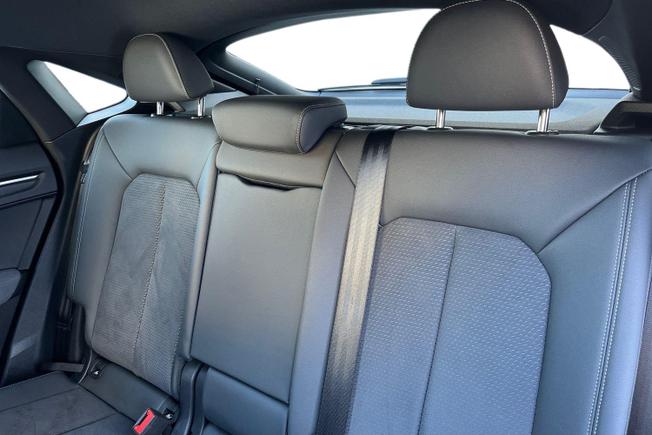 AUDI Q3 Photo 9