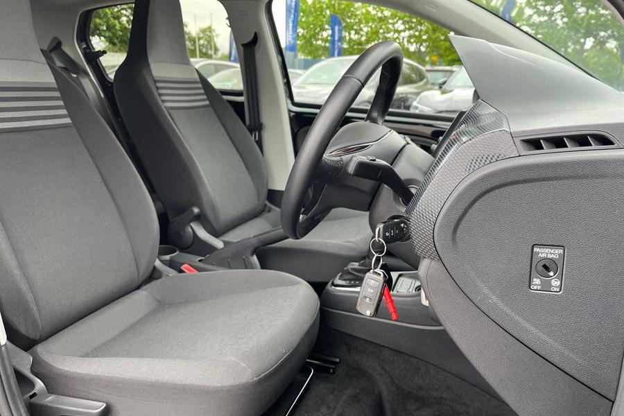 Volkswagen UP Photo autoimg-65f38be04cbd0806f54d984cfb8448884f0837f2.jpg
