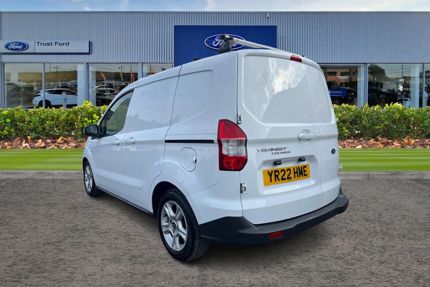 Ford TRANSIT COURIER Photo 1