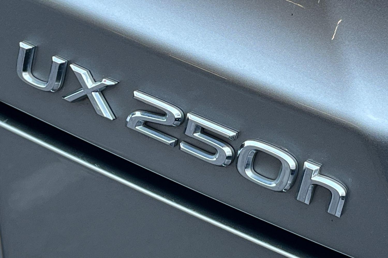 Lexus UX Photo 38