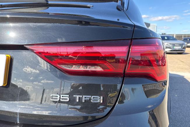 AUDI Q3 Photo 18