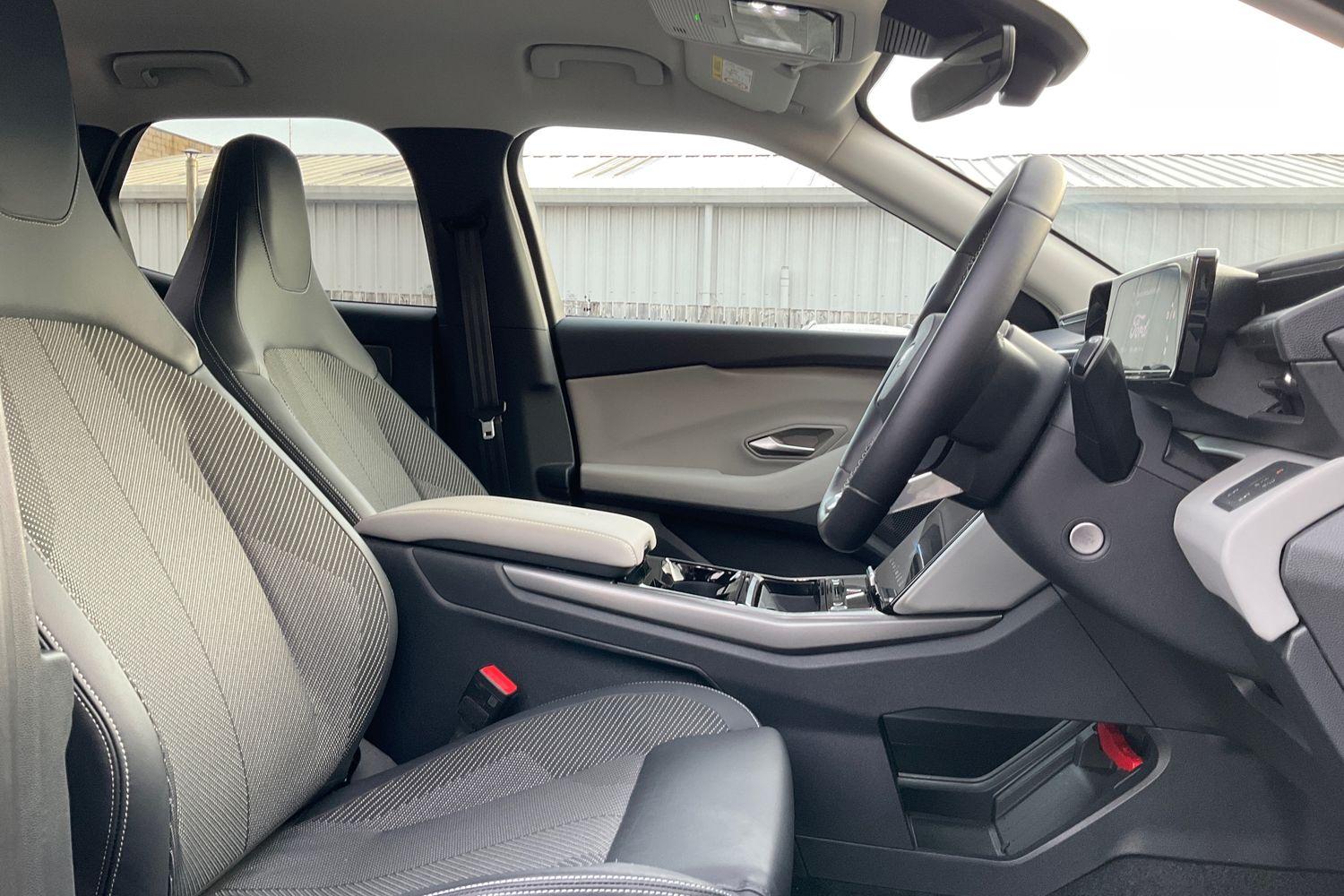 Ford EXPLORER Photo 16