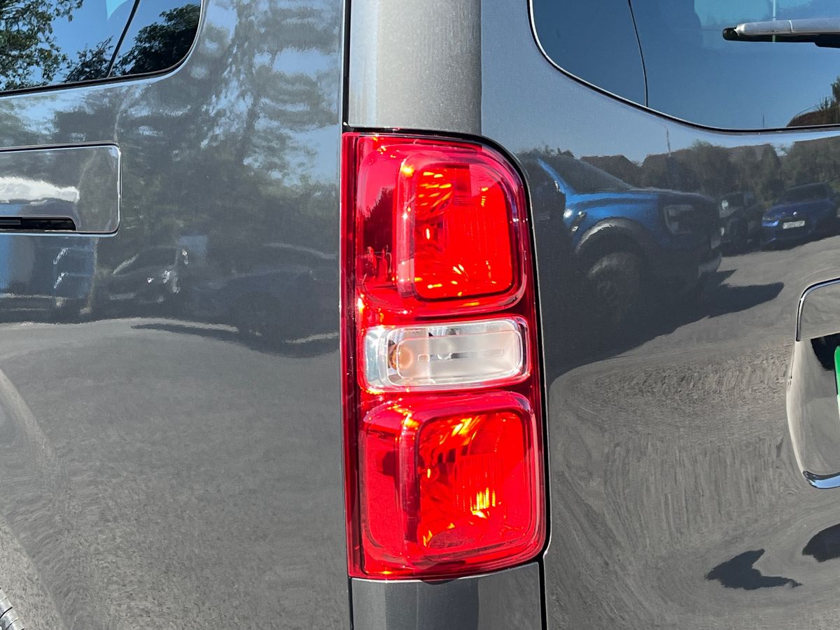 Peugeot e-Traveller Photo 21