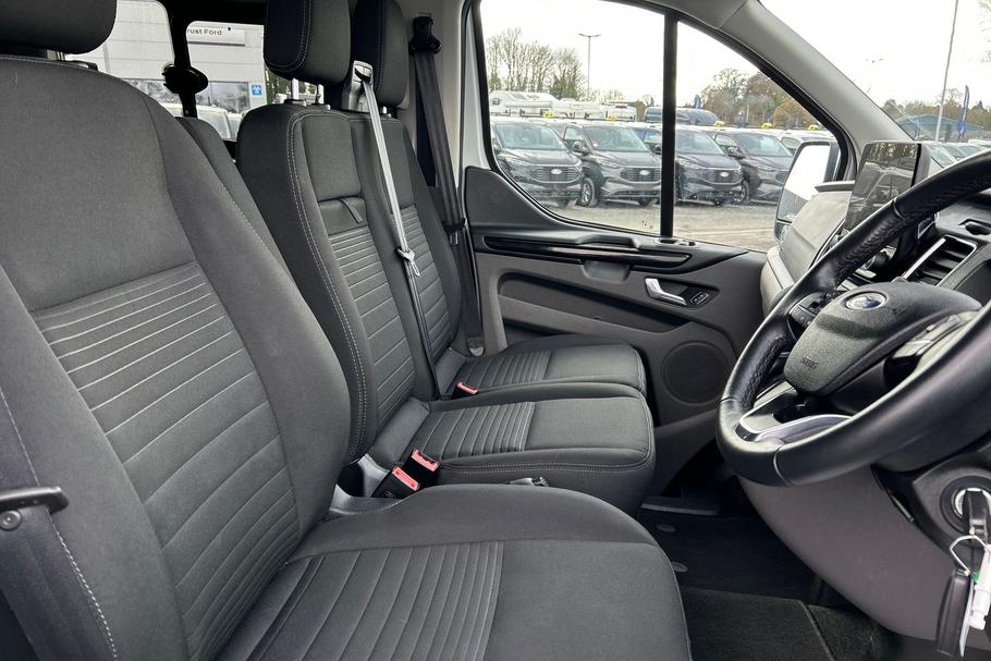 Used FORD TRANSIT CUSTOM HT71NXH 32