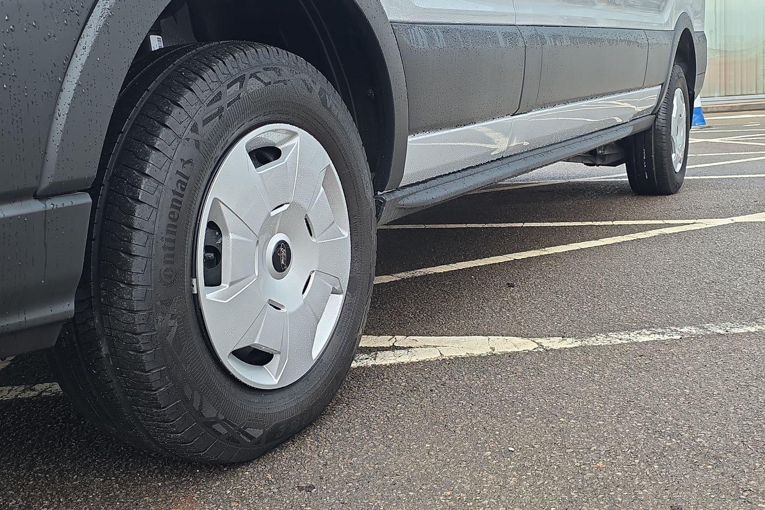 Ford E-TRANSIT Photo 18