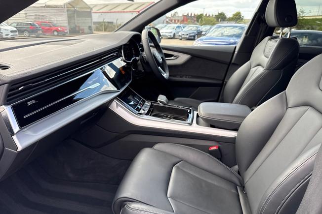 AUDI Q8 Photo 26
