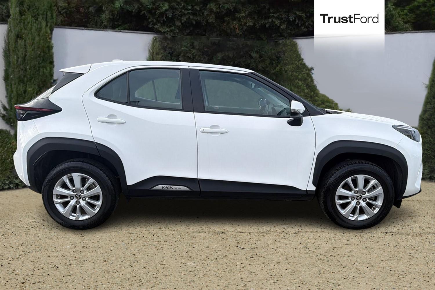 Toyota YARIS CROSS Photo 2