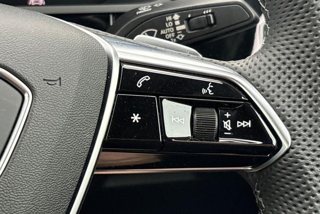 AUDI Q8 E-Tron Photo 17